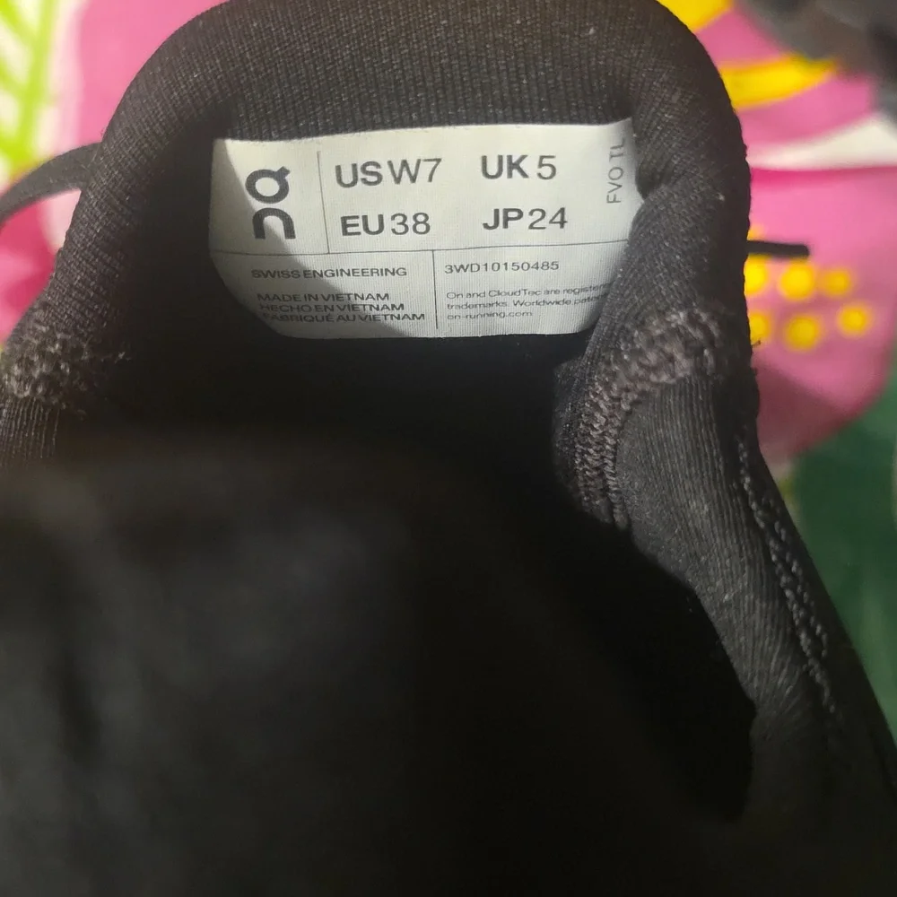 On Cloud Running Black Performance Sneakers - Picture 4 of 6